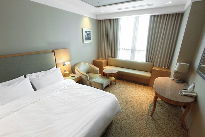 Room 27 of 61