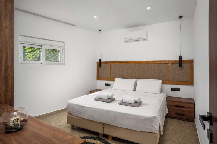 Room 32 of 66