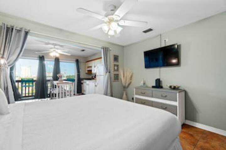 Room 4 of 156