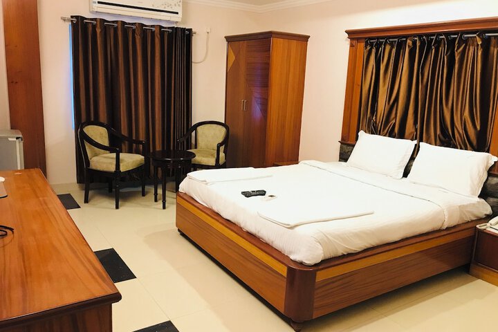 Room 8 of 12