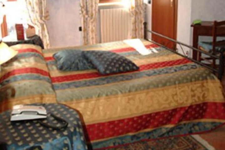 Room 6 of 10