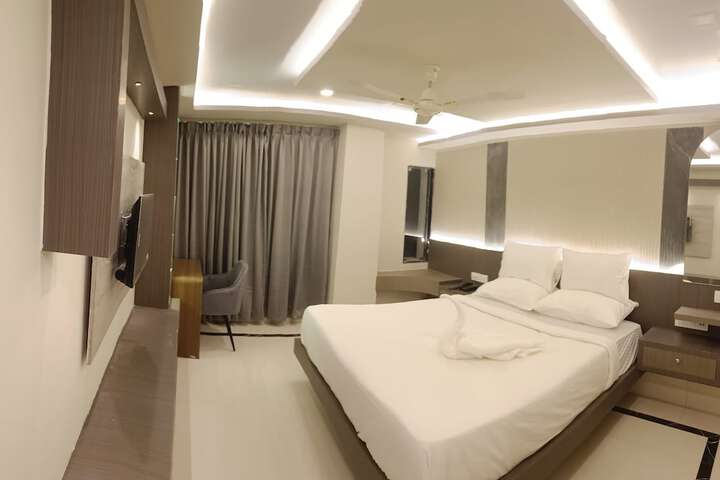 Room 10 of 12