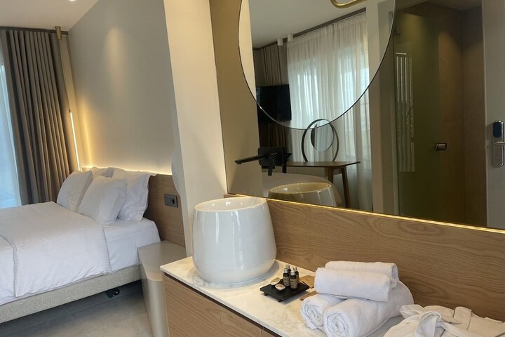 Room 6 of 24