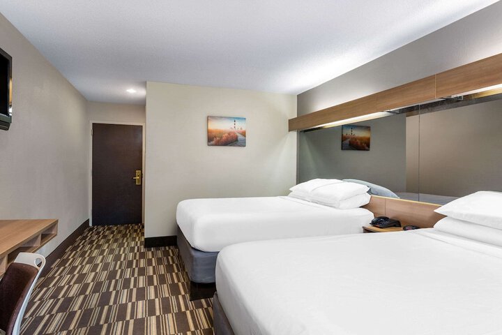 1 Queen Bed Accessible Room (25 of 25)