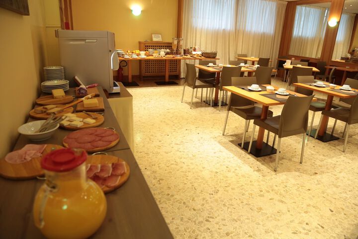 Breakfast/Coffee Service 26 of 37