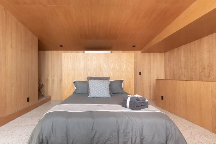 Room 6 of 15