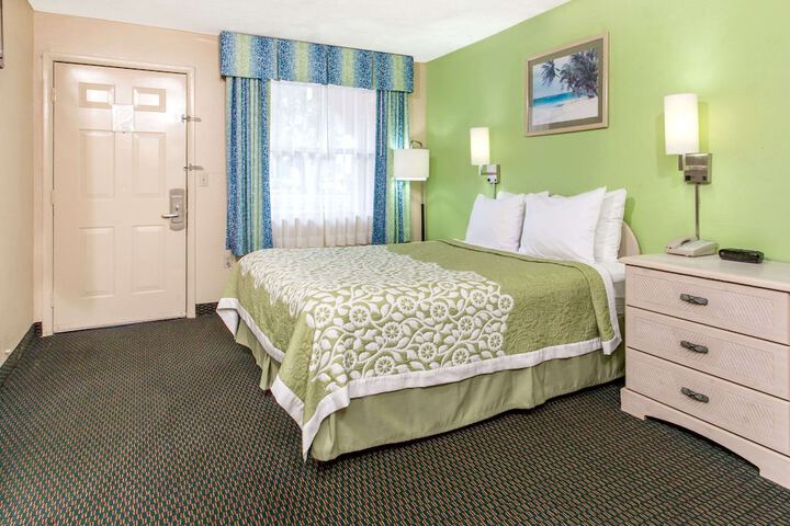 1 Queen Bed (10 of 19)