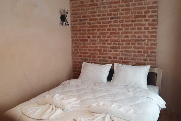 Room 11 of 32