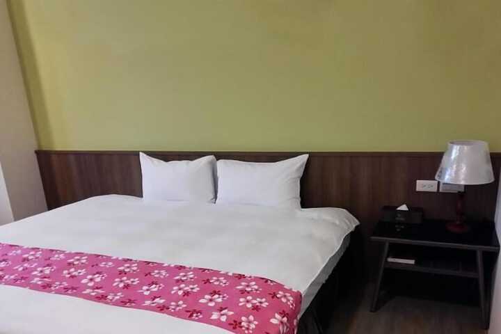 Room 9 of 32