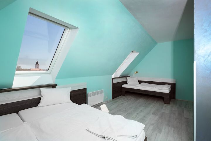 Room 28 of 99