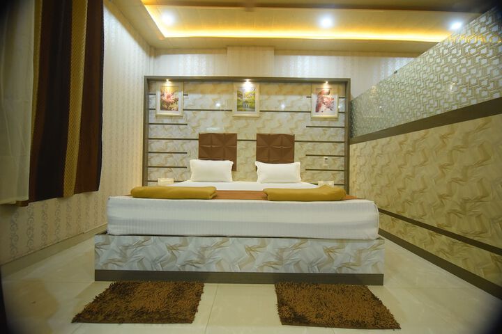 Room 11 of 28