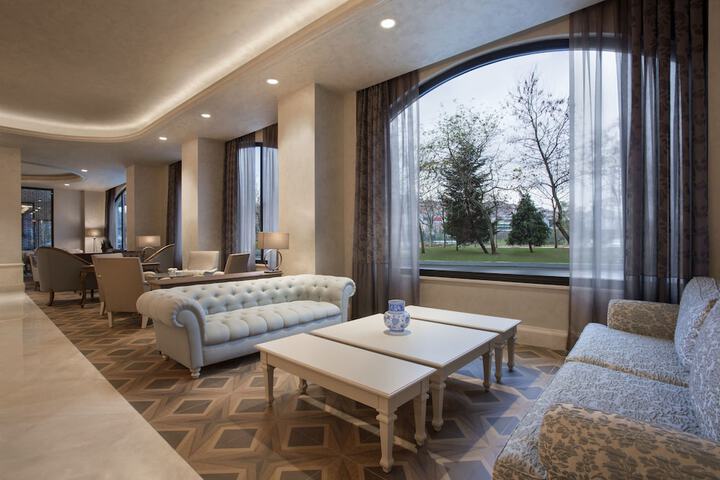 Entrance & Lobby