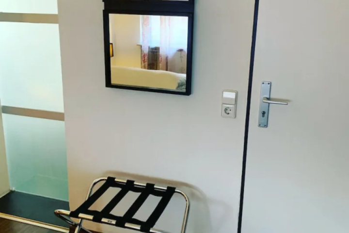 Room 4 of 11