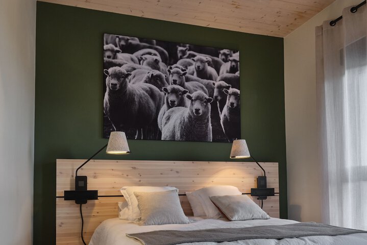 Room 4 of 25