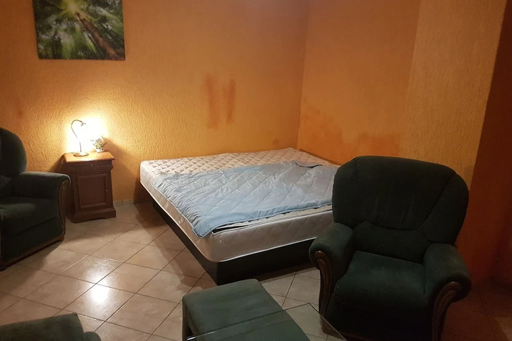 Room 4 of 10