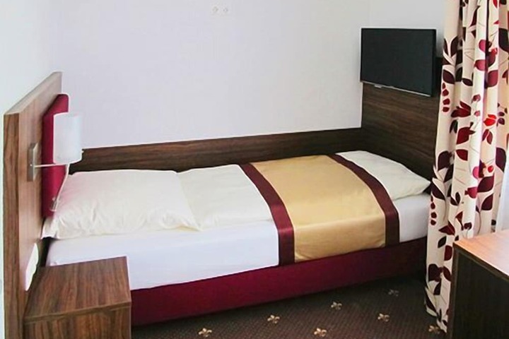 Room 13 of 65
