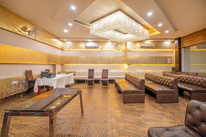 Ballroom/Hall 25 of 32