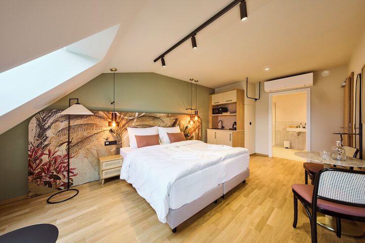 Room 13 of 19