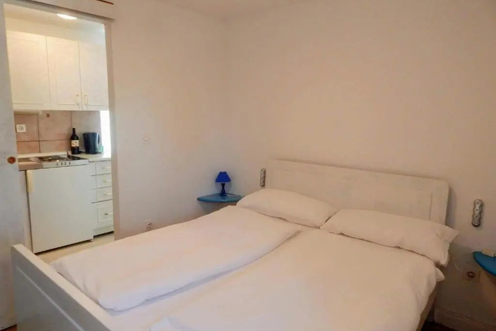 Room 3 of 11