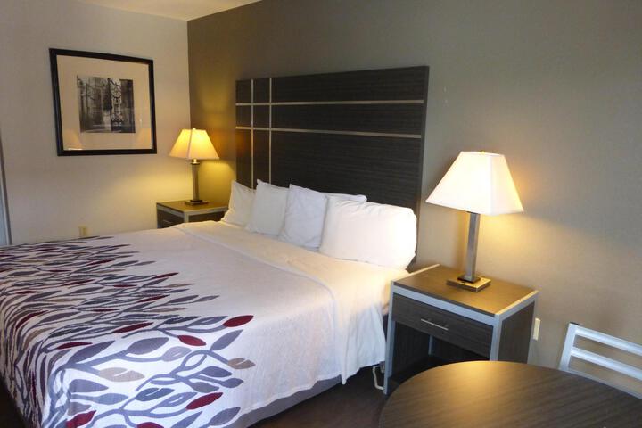 Deluxe King Bed (3 of 9)