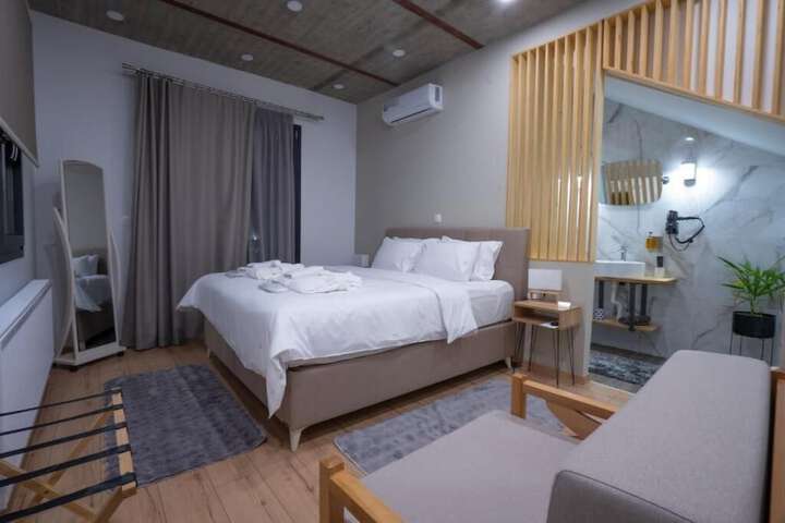 Room 6 of 22