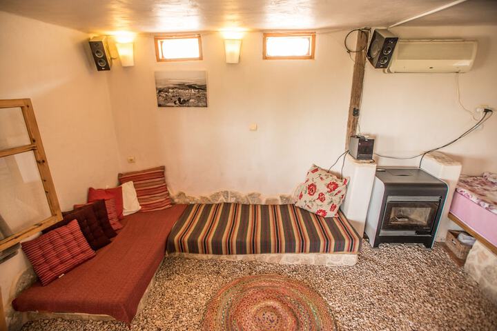 Room 9 of 99