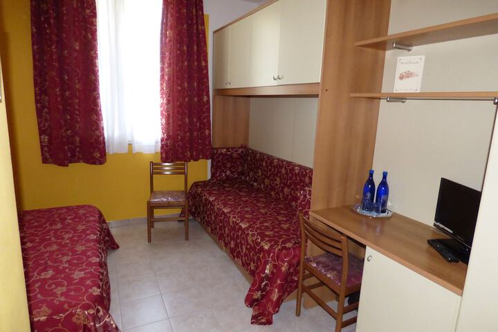 Room 8 of 28