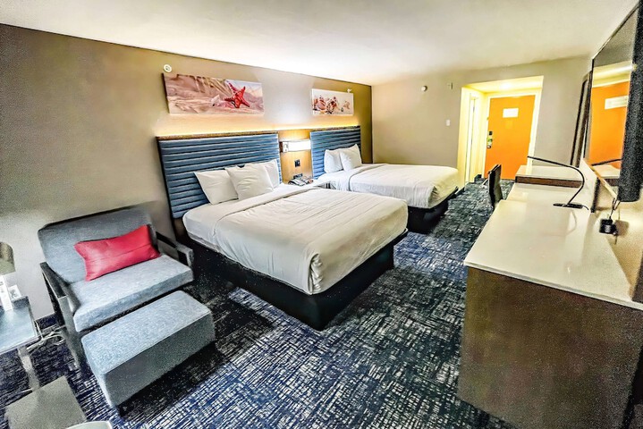 2 Queen Beds (7 of 13)