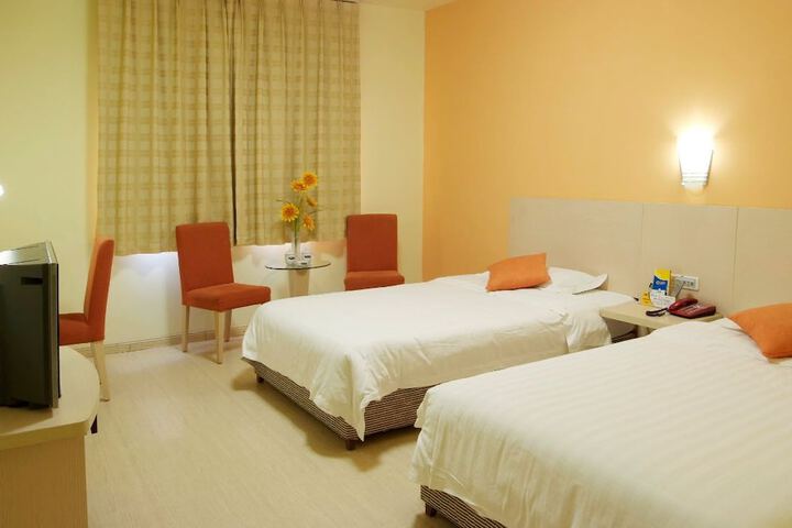 Room 4 of 8