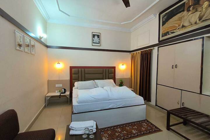 Room 6 of 12