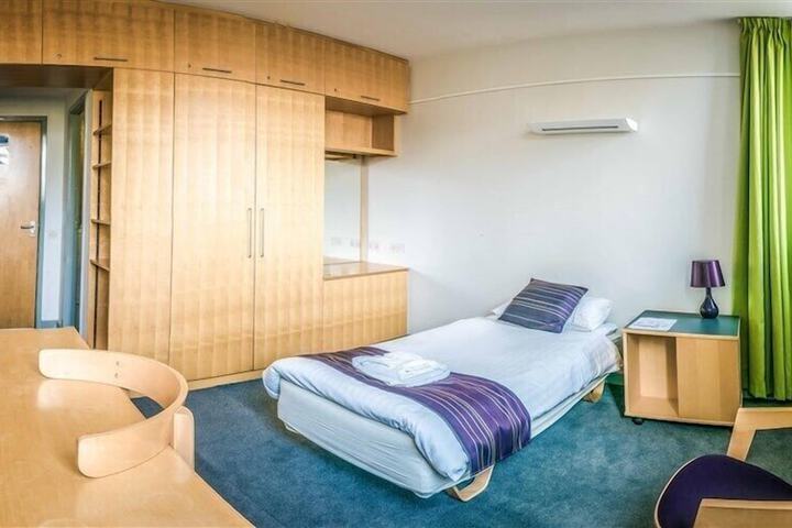 Room 3 of 32
