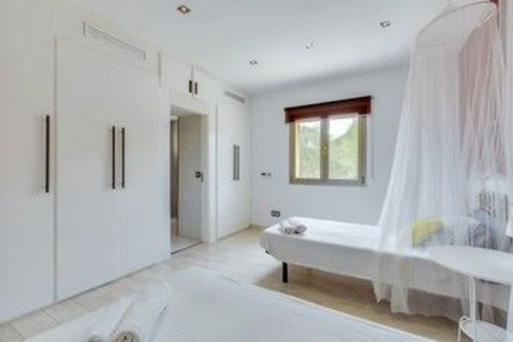 Room 12 of 32