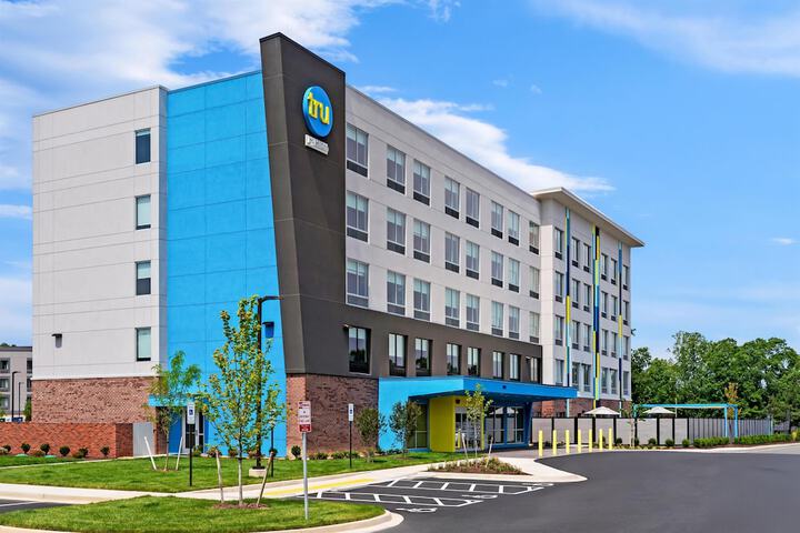Exterior of Tru by Hilton Richmond Northwest