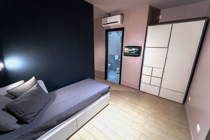 Room 6 of 16