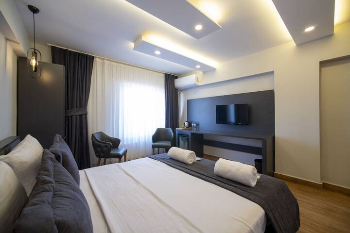 Room 5 of 12