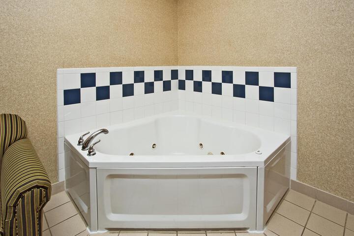 1 King Suite Communications Accessible Tub (9 of 12)