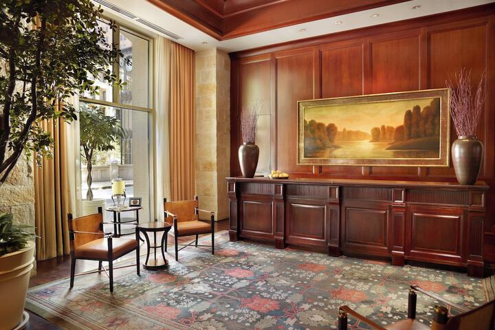 Lobby lounge