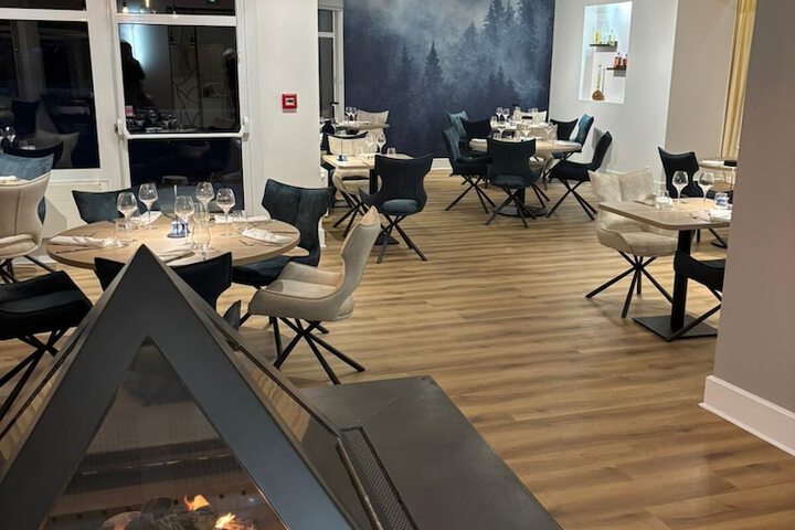 Dining 10 of 12