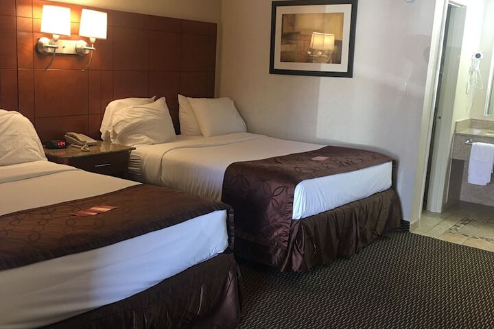 2 Queen Beds (9 of 17)