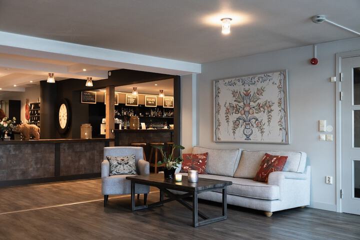 Lounge 57 of 66