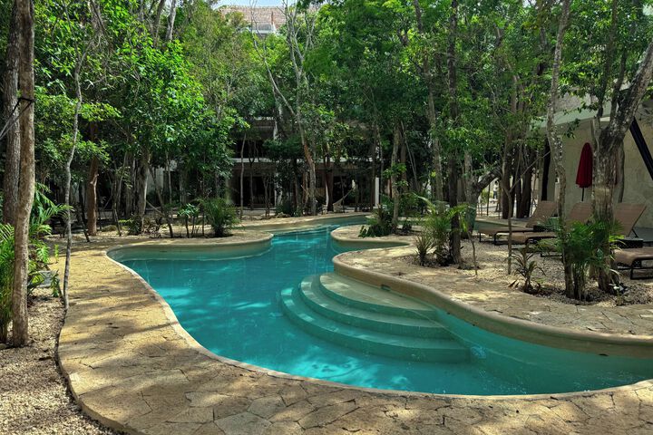 Pool 10 of 18