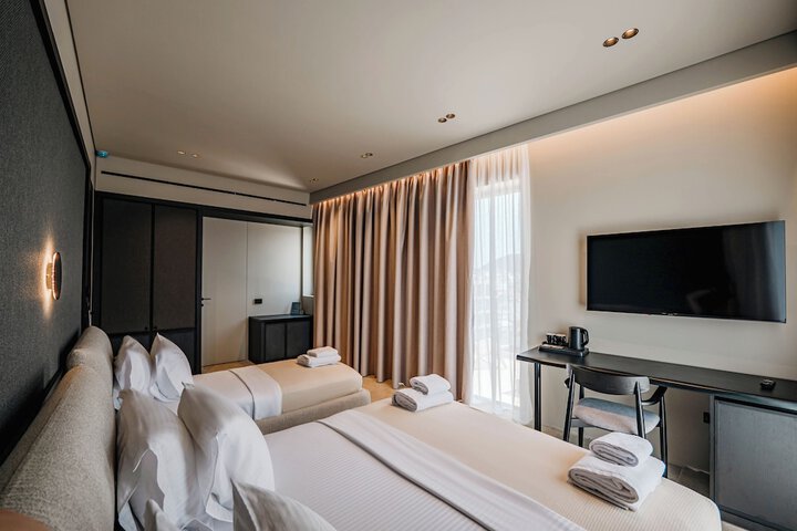 Room 4 of 104