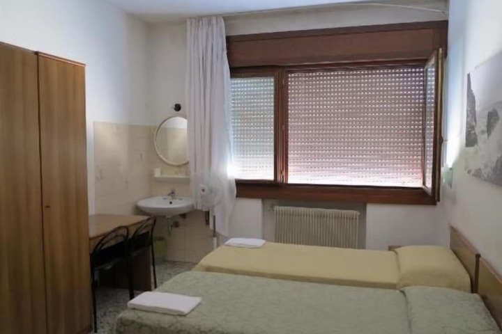 Room 9 of 16