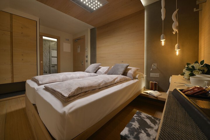 Room 28 of 211
