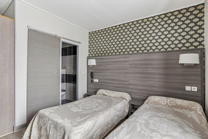 Room 9 of 31