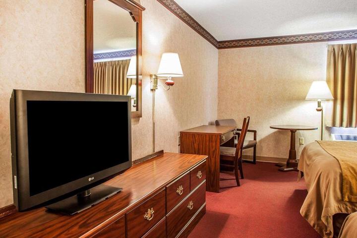 1 Queen Bed (2 of 6)