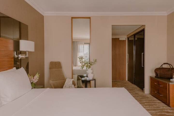 Room 3 of 107