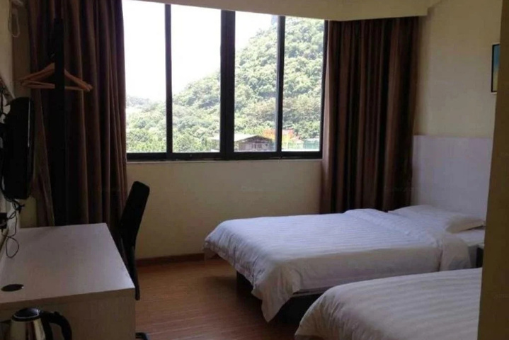 Room 5 of 8