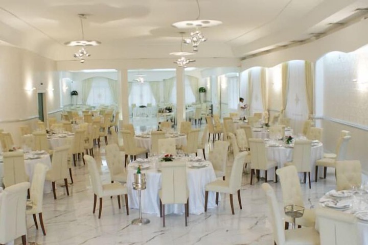Ballroom/Hall 53 of 72