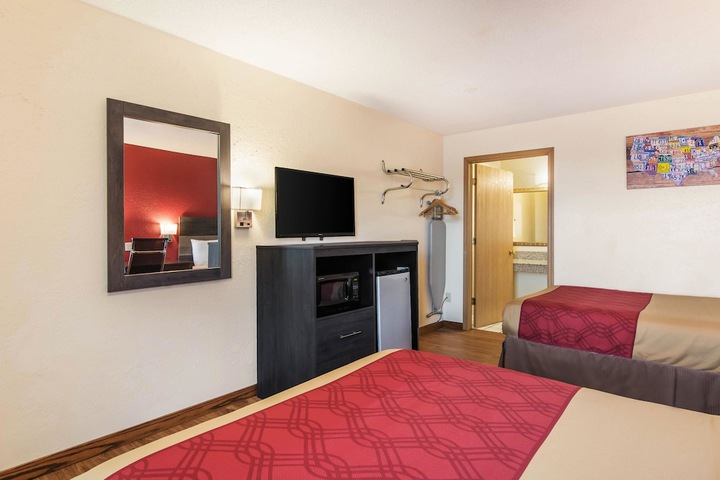 1 Queen Bed (10 of 22)